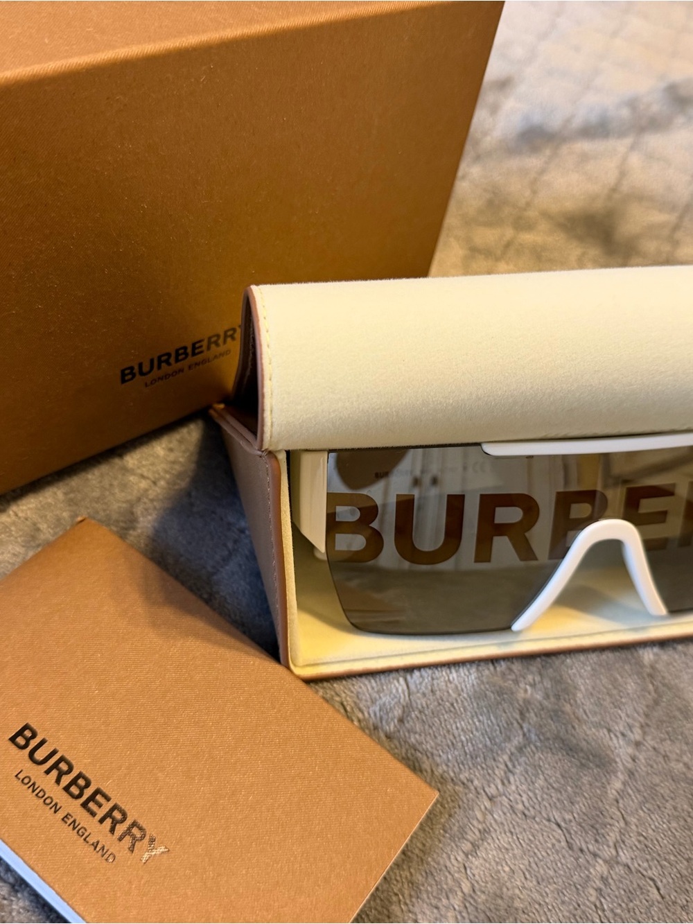 NEW Burberry BE4291 White Logo Shield Sunglasses Full Set Box & Case - Picture 3 of 5